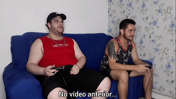 Apostando o Cu No Video Game e o Puto Saiu Daqui Vazando Leite – Parte 2 – Tava em casa cheio de tesão e meu amigo meu aqui jogar, mas meu pau não abaixava