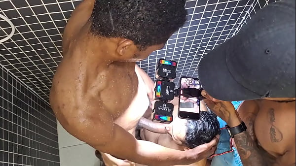 Bastidores de uma cena porno , com o negão dotado 24 cm Jhon Black e o passivo safado Roninhoboysp. Cena bareback .