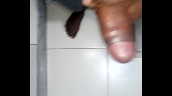 batendo uma escondido no banheiro do meu amigo