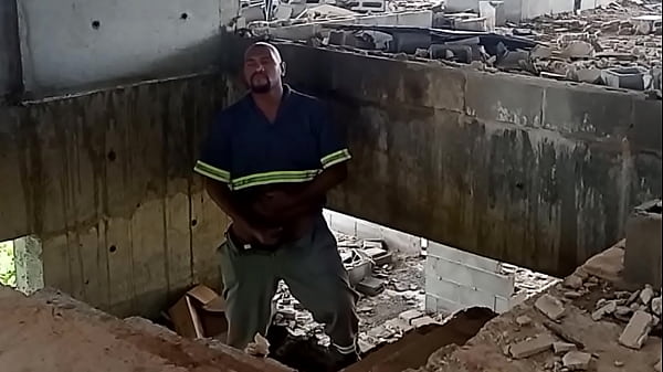 Batendo uma na construção