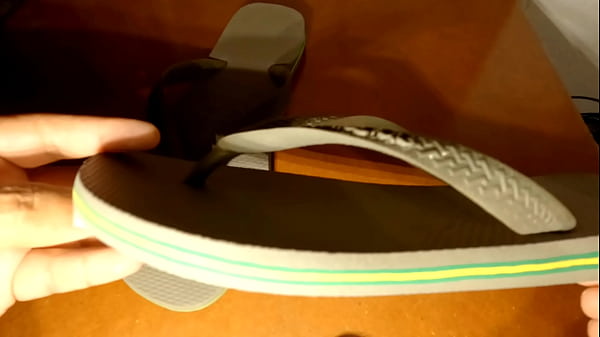 Bisexual disfrutando de Havaianas grises – ASMR