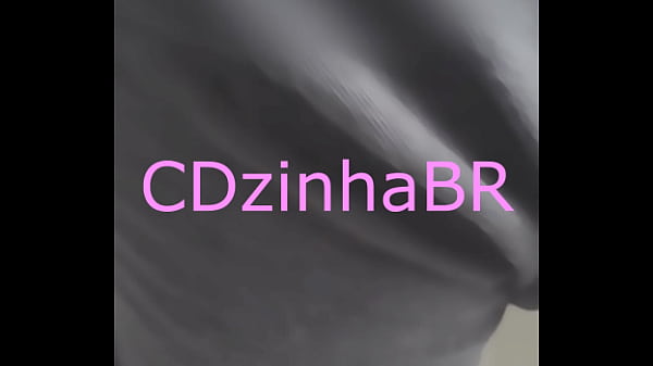 CDzinhaBR de calcinha enfiadinha e saia se masturba no vestiário