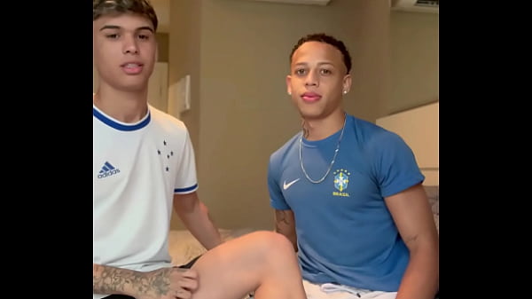 Chamei o boyzinho aqui do condomínio pra fazer uma brincadeira aqui em casa. Terminou levando vara. – Free