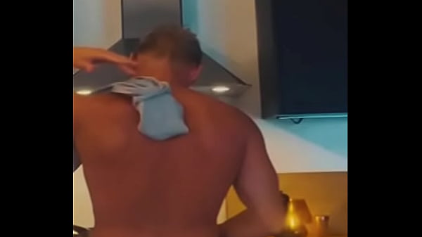 COCINA CALIENTE mi compañero de cuarto me folla mientras cocino