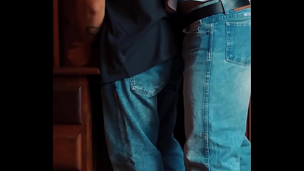 Compa de cuarto verrón universitario se prende después de unos tragos y folla mi culo gay