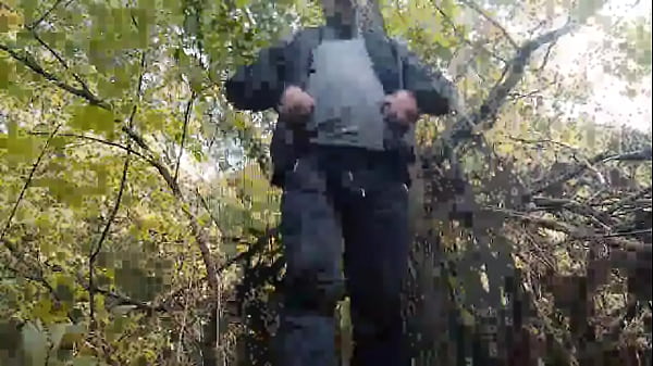 Мастурбирую в лесу