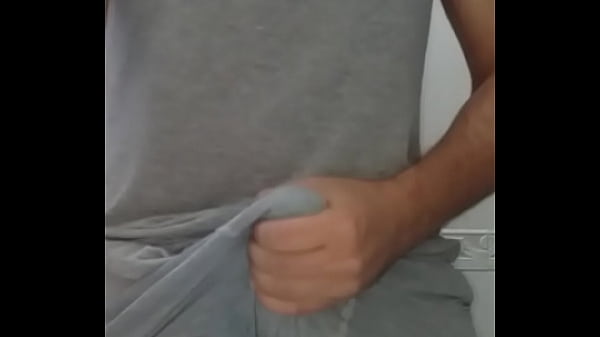 شاب بيلعب فى زبو الكبير فى الحمام