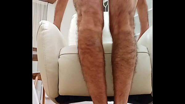 De quatro na poltrona do hotel