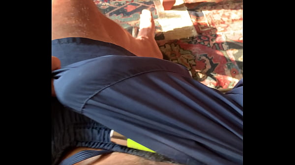 De shorts e pau duro, querendo bater um punhetão