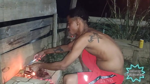 Depois do churrasco,o churrasqueiro provou da minha linguiça filme completo no Red!