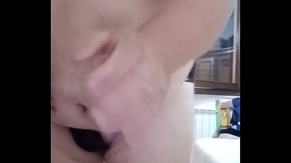 こんにちは、私は受動的で女々しいゲイのクマです。アクティブなセクシーなハンサムやセクシーな成熟した女性、そして女の子たちのために、セクシーなレースのキュロットで自分自身を見せるために、このセクシーなバレエをやっています！