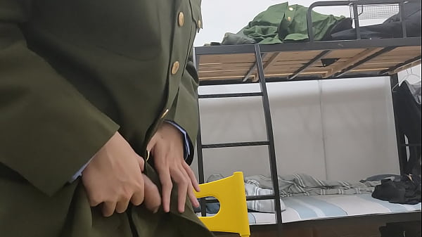 保安小伙用包皮吞入他的军服纽扣