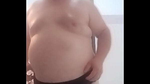 親愛なる女性たち、私は素敵な女々しいゲイボーイです、私は踊って震えて、セクシーな女の子たちのためにセクシーな黒レースのキュロットを見せています