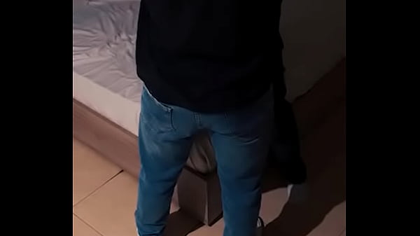 El vecino hetero dominante me deja mamar su verga y luego me folla salvajemente