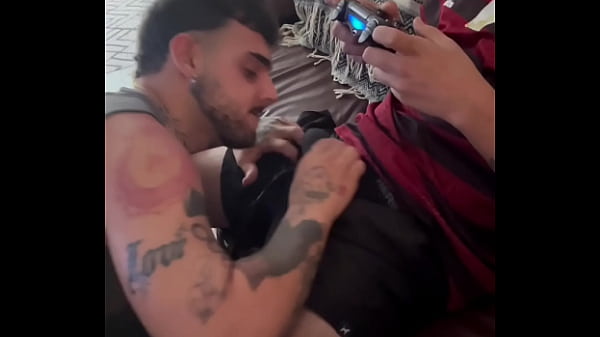 ENGASGANDO NA PICA DO ENTREGADOR DO IFOOD part1