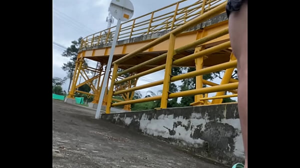 Exhibiéndome en el día con dildo en el culo