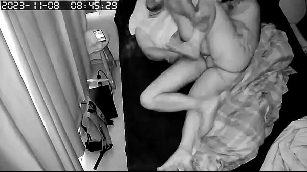 Fudendo o gay embaixo do edredom na cama do malandro, fodendo de ladinho com vontade no pau grosso fazendo ele gemer bem gostoso com tesão.