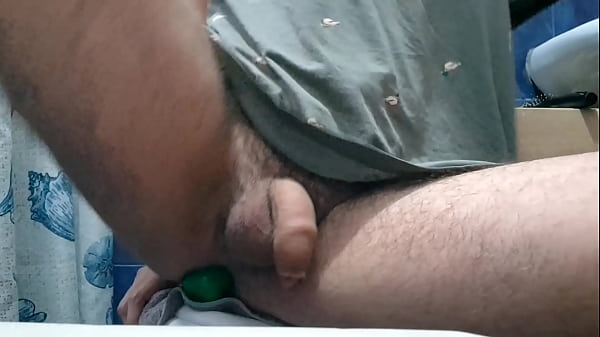 Hago que un tubo se mantenga adentro mientras mi arruino el culo