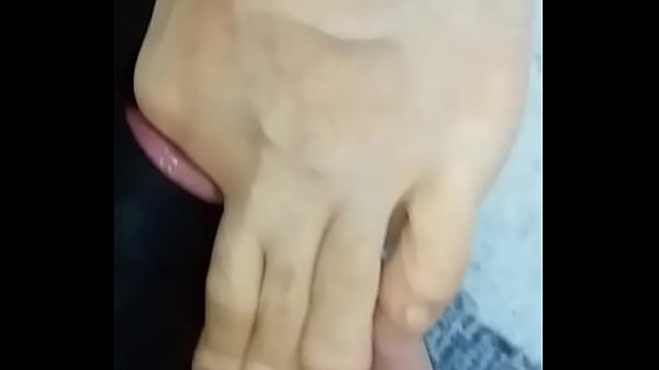 Il me tète les orteils puis on se suce langue