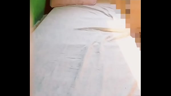 Jogado na cama mostrando a bunda gorda e lisinha