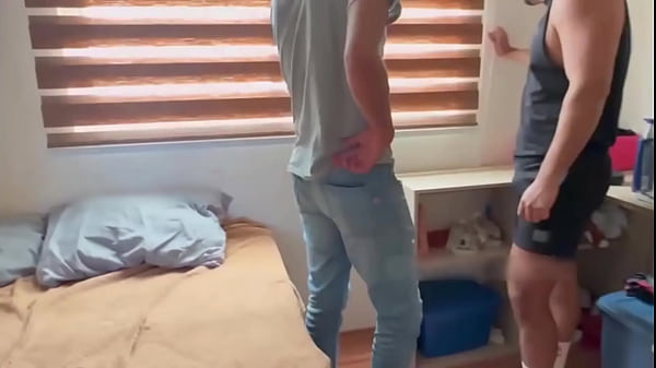 Joven estudiante entrega su culito a cambio de mejorar sus calificaciones