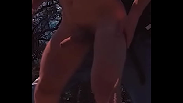 Jovencito que iba de paso por la montaña me penetra al aire libre y hace que me corra