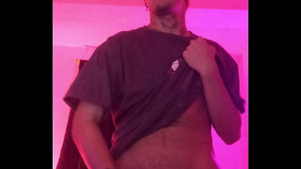 jugando con mi polla por la noche,sin que nos escuche mamá.