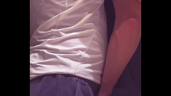 Le doy verga a mi vecino curioso cuando mi esposa esta de viaje