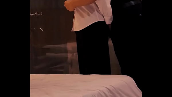 Le mamo el culo a mi amigo gay virgen y terminamos follando después de unos tragos y películas