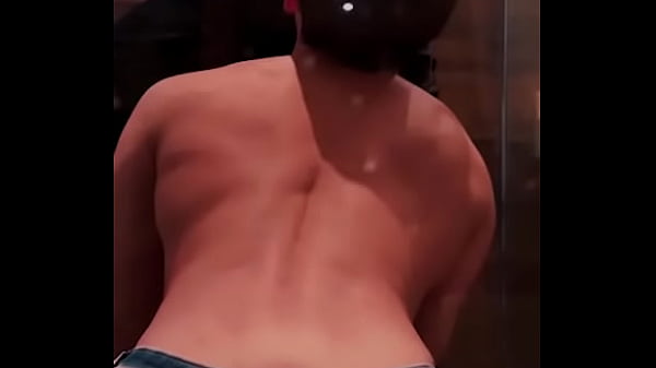 Llegamos de la disco muy borrados y nos duchamos juntos mi amigo hetero y yo