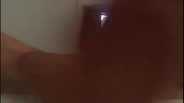 Macho peludo chupando um rabo