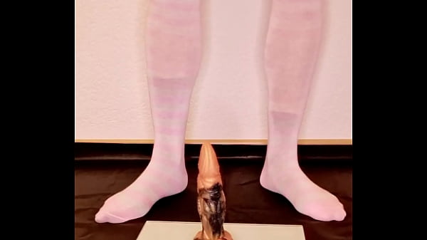 maricas arregaça o cu com vibrador usando cinto de castidade