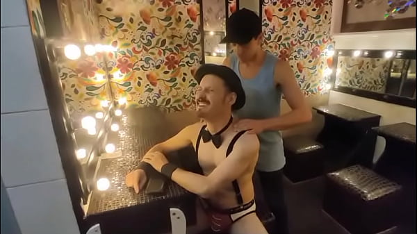 Massagem e sexo no camarim do show