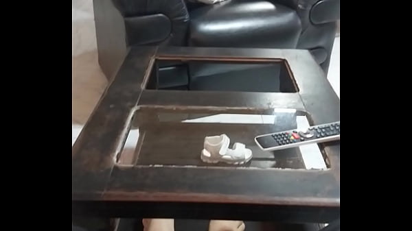 Masturbandome frente a la sirvienta