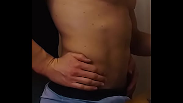 Me folla el hetero de la universidad después de unos tragos en el bar