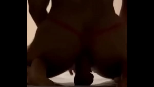 Me gusta meterme dildos XL, por que nadie la tiene como negro ?