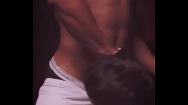 Me quedé en casa de mi vecino jugando video juegos y me folla