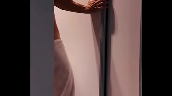 MI CUÑADO ESTABA BAÑANDOSE Y ME METÍ EN SU DUCHA MIENTRAS MI HERMA ESTA DE VIAJE