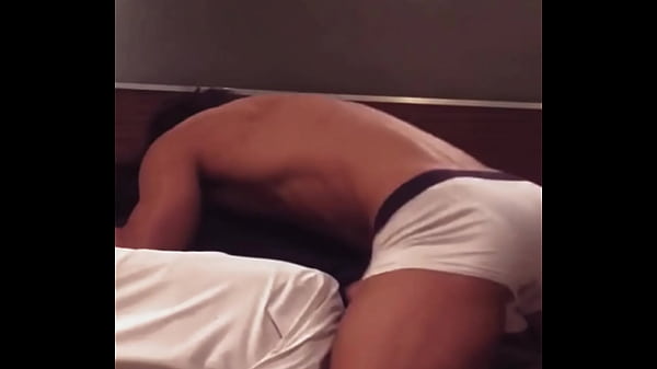 Mi vecino atletico me invito a ver una pelcula erótica y termina follandome