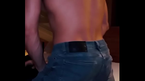 Mi vecino me invita a su casa cuando sus papitos salen y me folla salvajemente