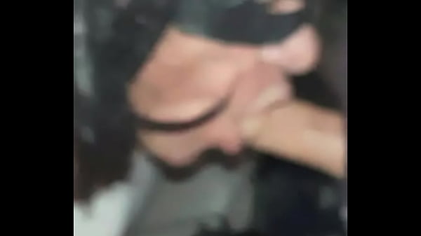 Mostrando a saliência da pica na minha boca