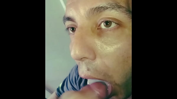 Neson(27) playero de YPF, hace ojitos y mirada depravada a Mariano Bextor para ir a lo baños publicos y trage su leche