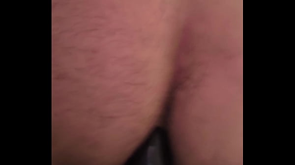 Novinho enfiando brinquedos no cuzinho