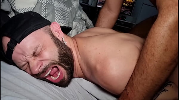 O porteiro hétero flagrou o inquilino assistindo um pornô gay, e resolveu provocar o cara. –  NO RED COMPLETO