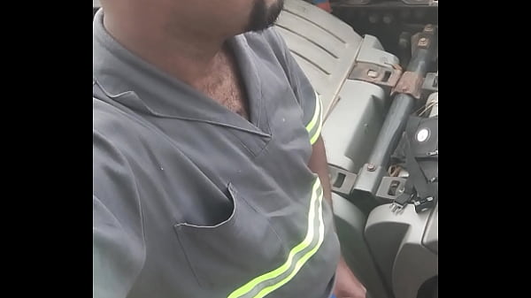 Parei o caminhão pra dar uma mijando e subiu aquele cheiro de pika que deu até tesão