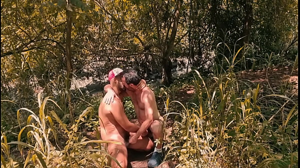 PEGOS NO FLAGRA POR DESCONHECIDOS NO MATO E CONTINUAMOS ATÉ GOZAR.