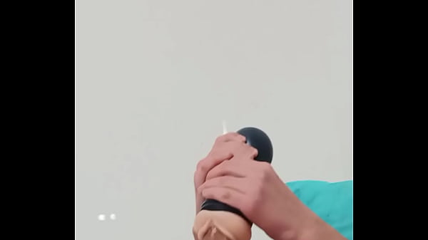 Pendejo se corre en su juguete (sirve mi polla para follar?)