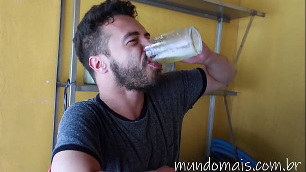 Perdeu a aposta no braço de ferro e teve que dár o cú como pagamento.