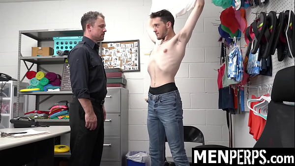 The Repeat Offender Showing the Guard What He Did with That Other Guard – Menperps