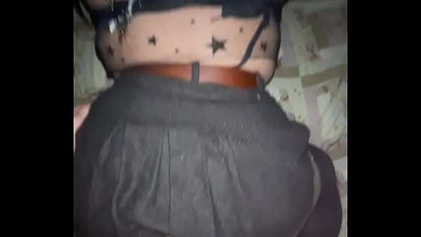 Travesti peruana folla con un hombre maduro casado por primera vez. Usé la falda de su mujer y le pisa la cabeza(travesti latina peruana)